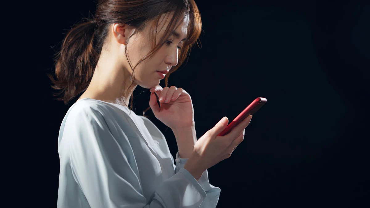 落ち込む　スマホ　女性　写真