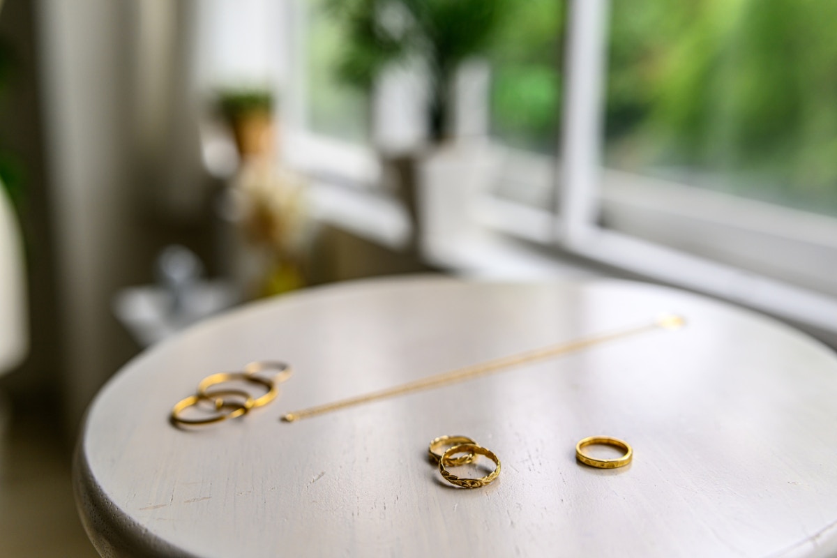 結婚指輪　テーブル