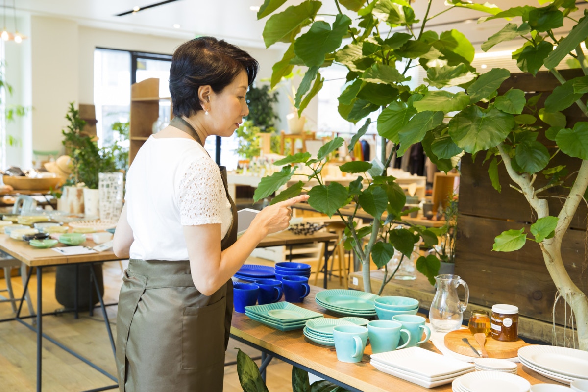 パート　従業員　背中