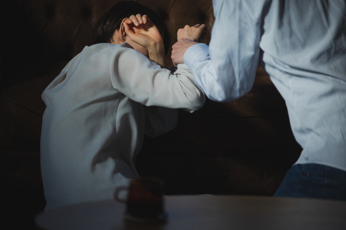 女性　絶望　暗い　リビング　