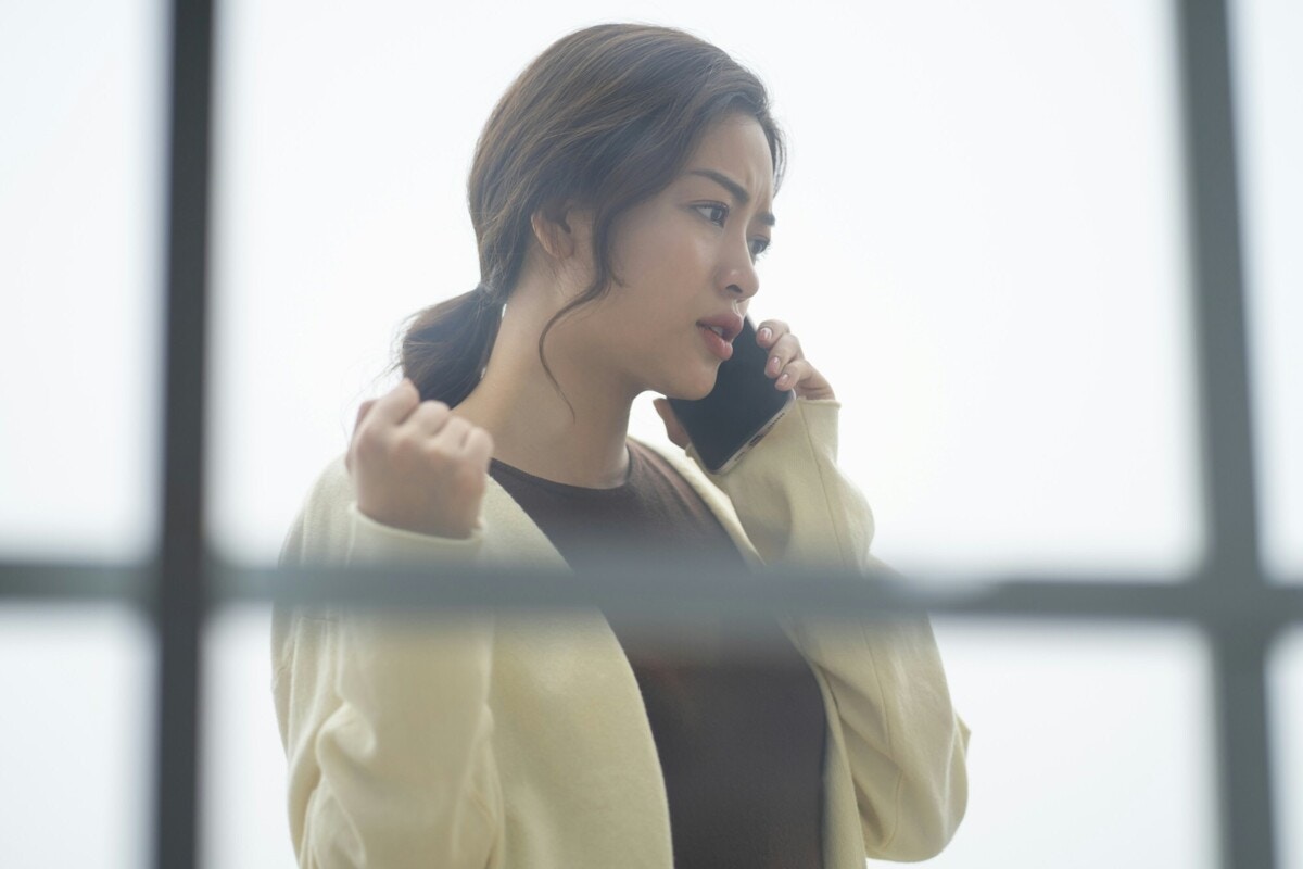 ベランダ　電話　女性