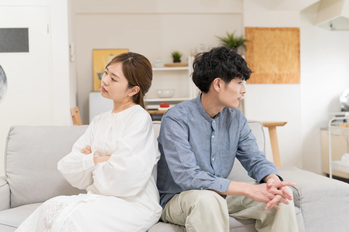 夫　ケンカ　妻　背中