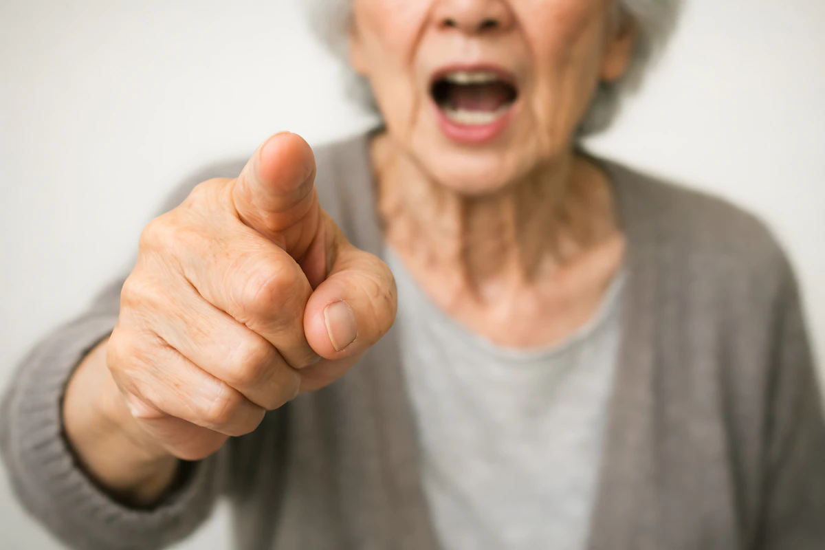 怒鳴る　高齢者　写真