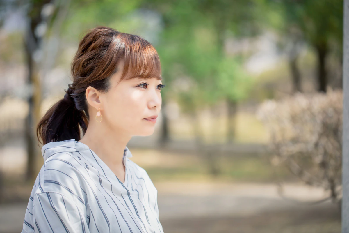 女性　横顔　憂鬱　公園