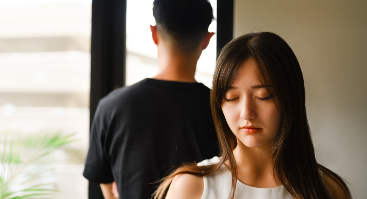 夫　背中