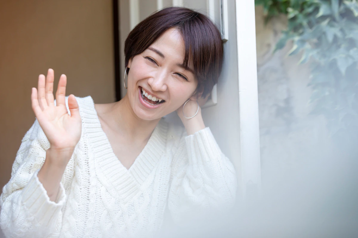 玄関　女性　見送る　