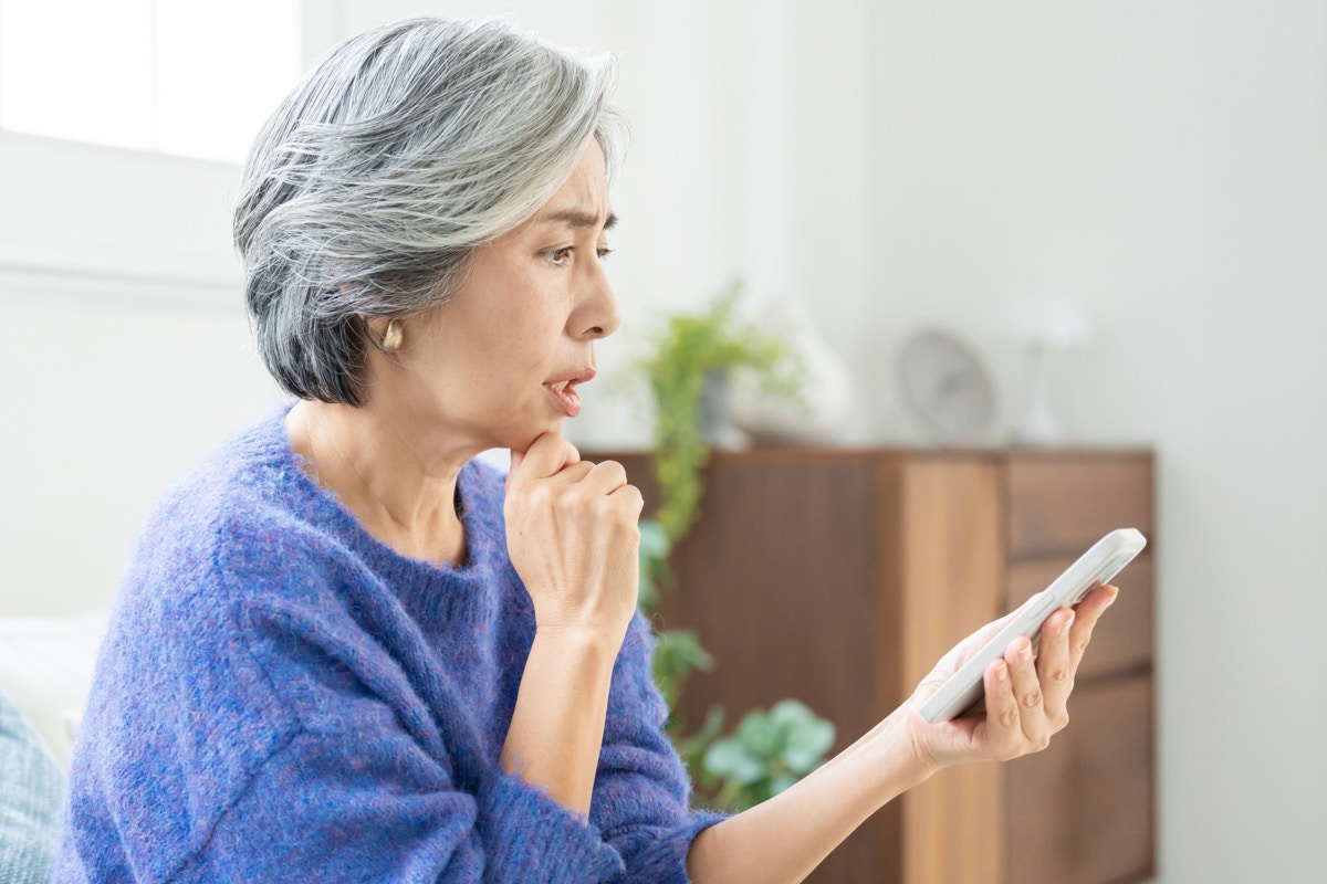 電話　女性　60代