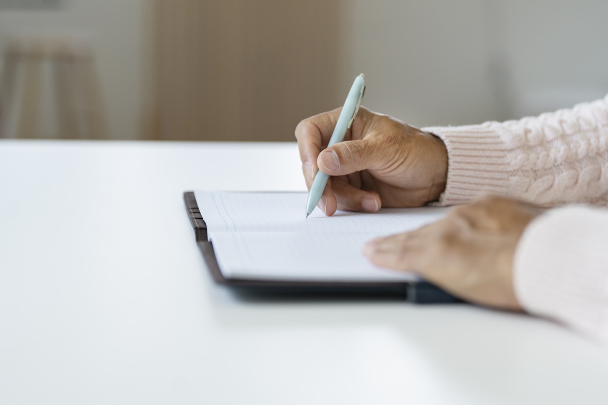 サイン　男性　手元