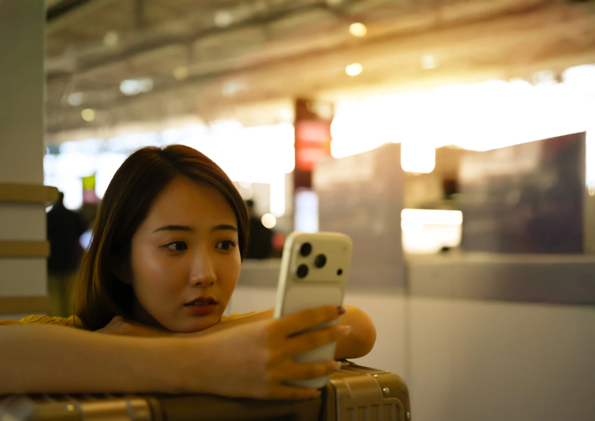 女性　1人　スマホ　見ている
