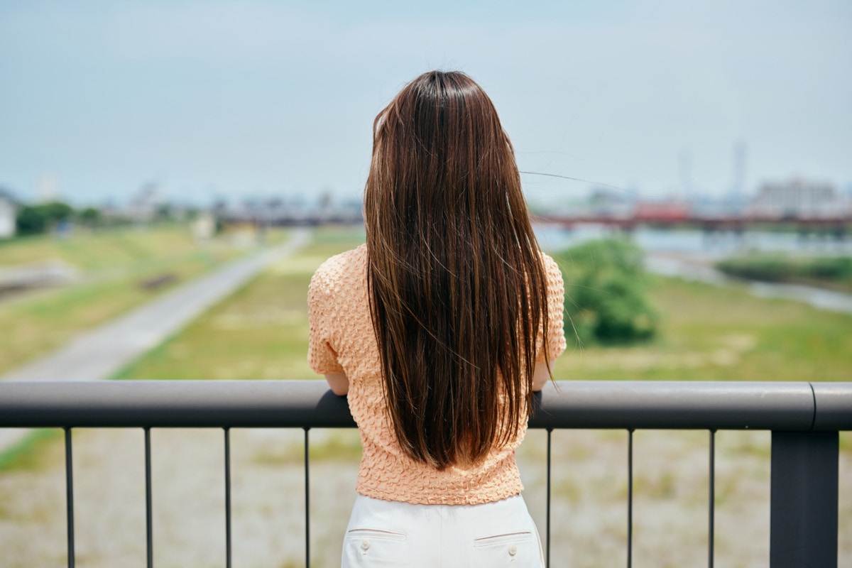 女性　背中　別れ