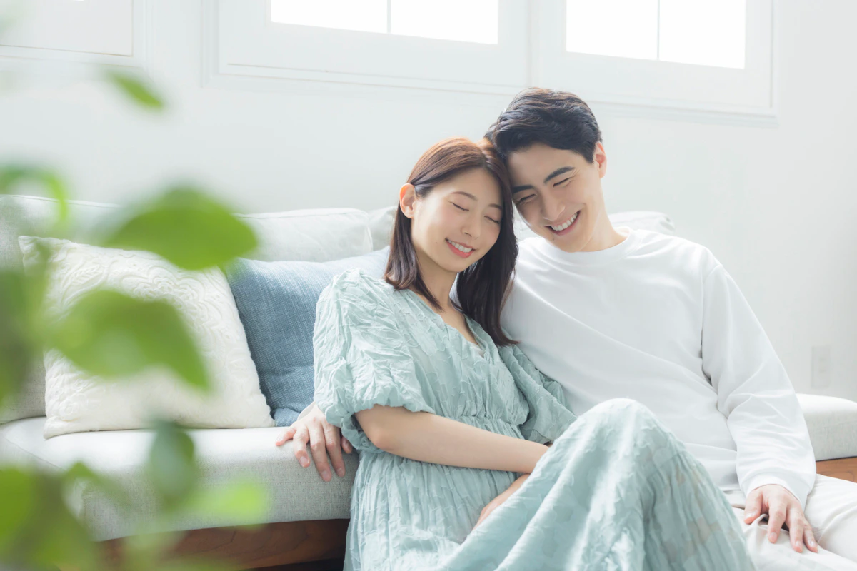 夫婦　笑顔　リビング