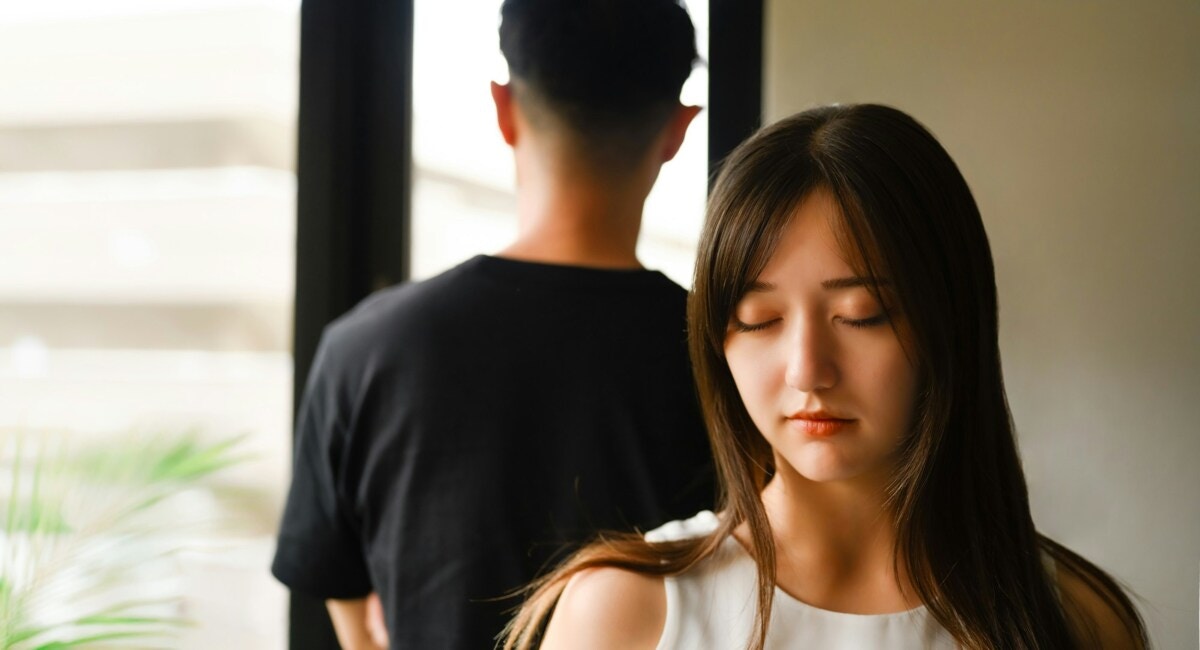 夫　背中