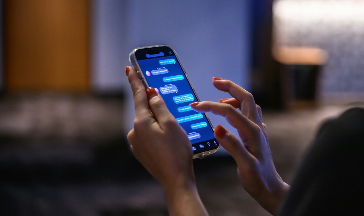 スマホ　暗い　女性