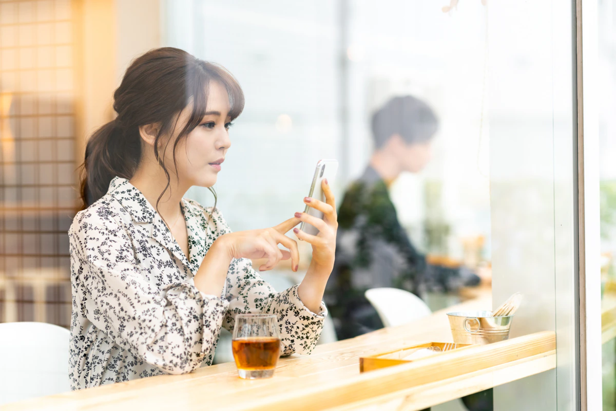 女性　お茶　カフェ