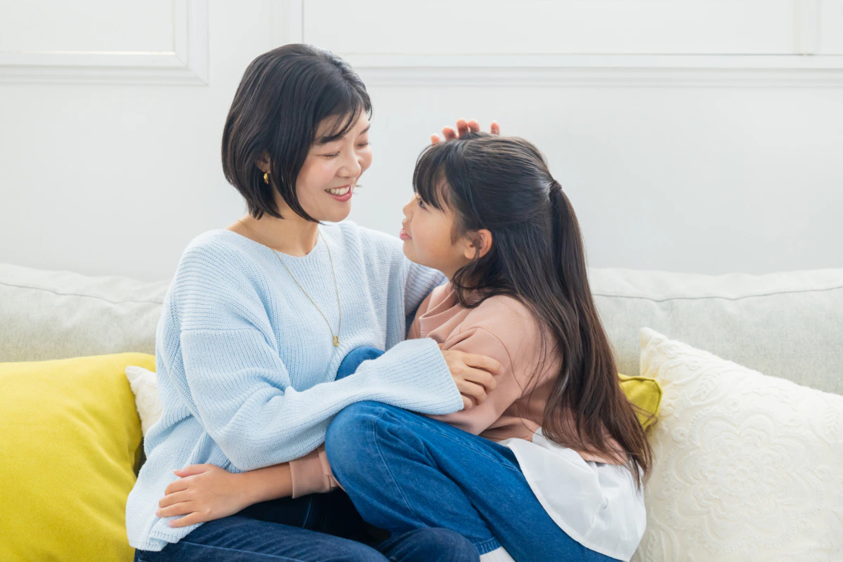 母　小学生娘　ソファ　