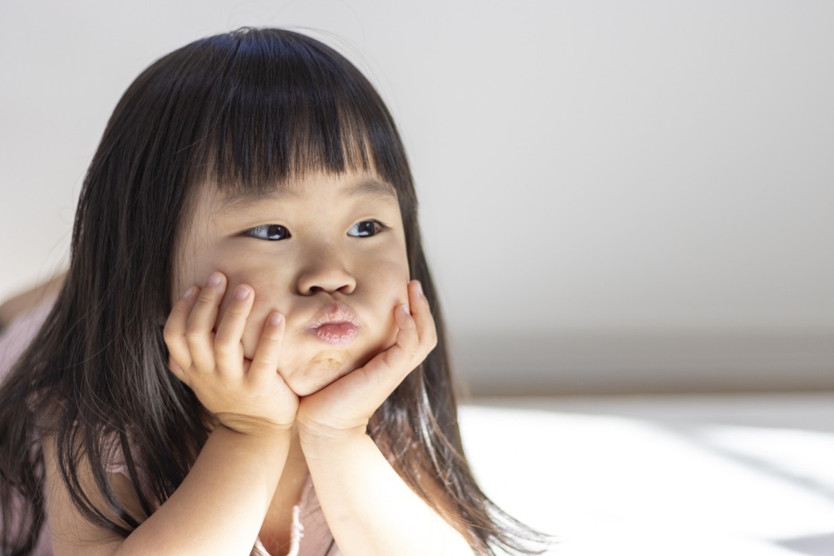 女の子　　3歳　表情　怒る