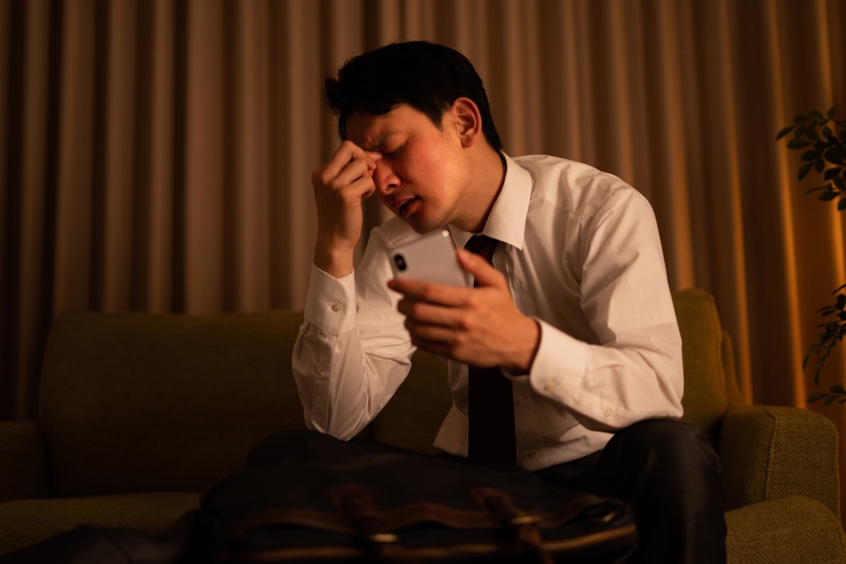 スマホ　男　部屋　夜