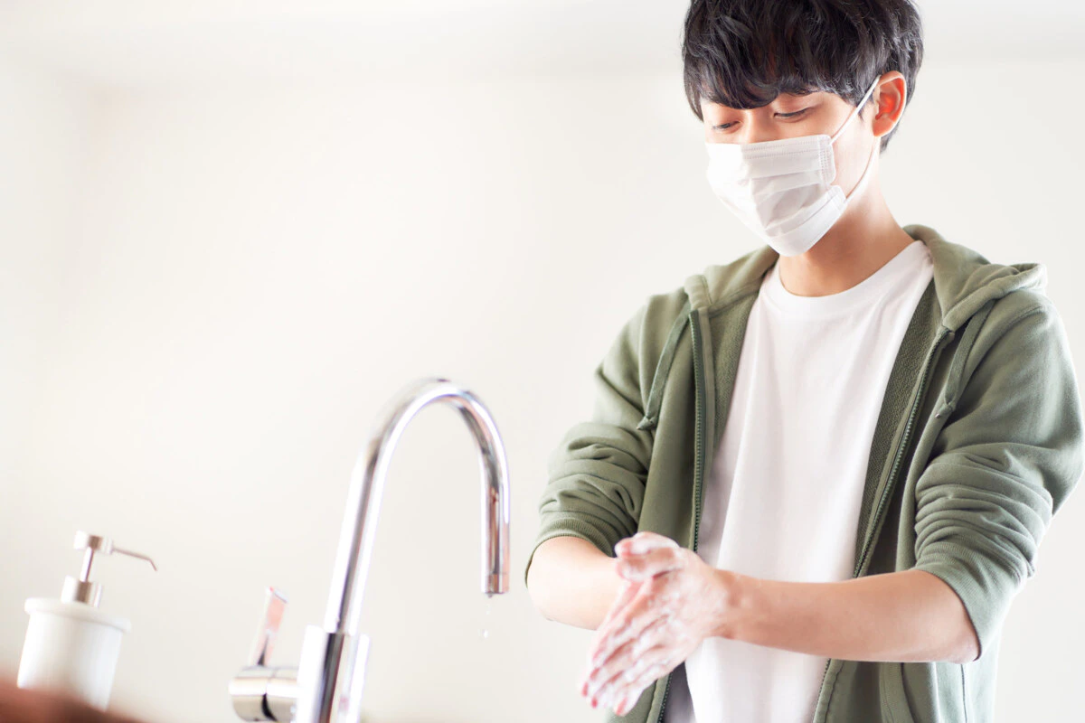 　男　マスク　キッチン　日本人　家