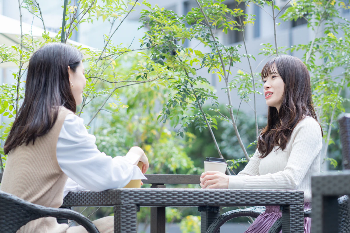 カフェ　女性　外　親友