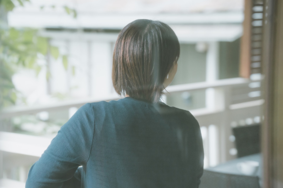 女性　背中　バルコニー