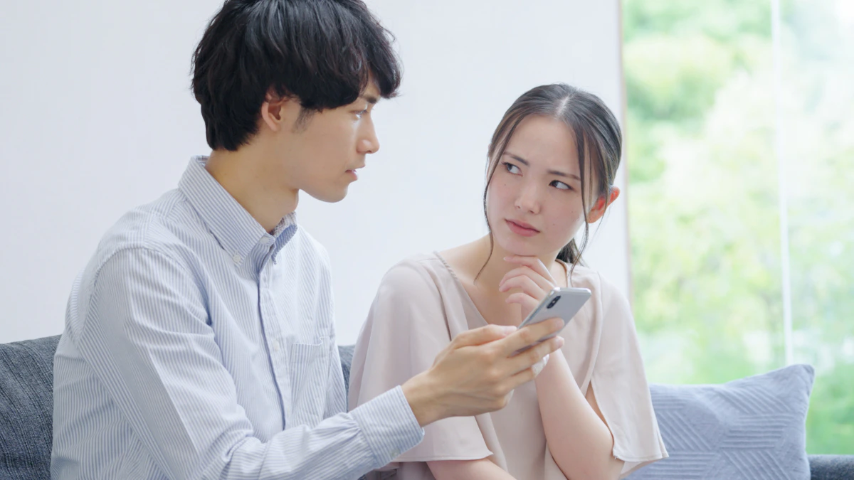 男　スマホ　彼女　家　疑う