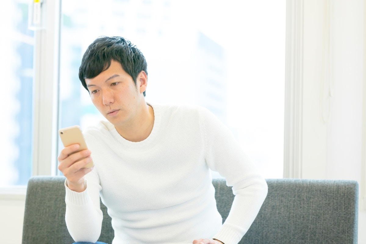 スマホ　夢中　ワイシャツ