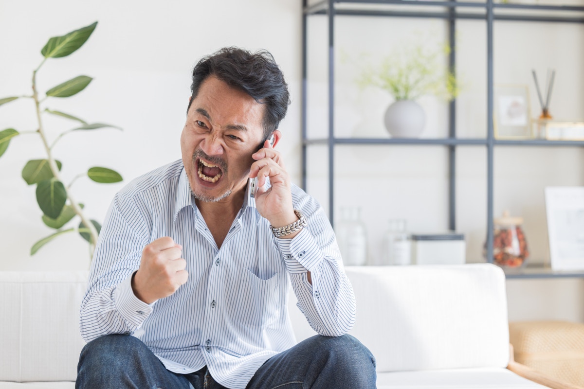 電話　男性　怒り　自宅