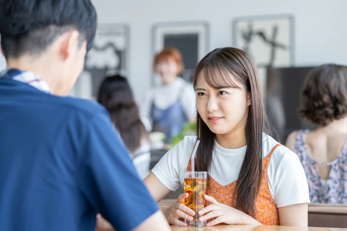 女性　睨む　顔
