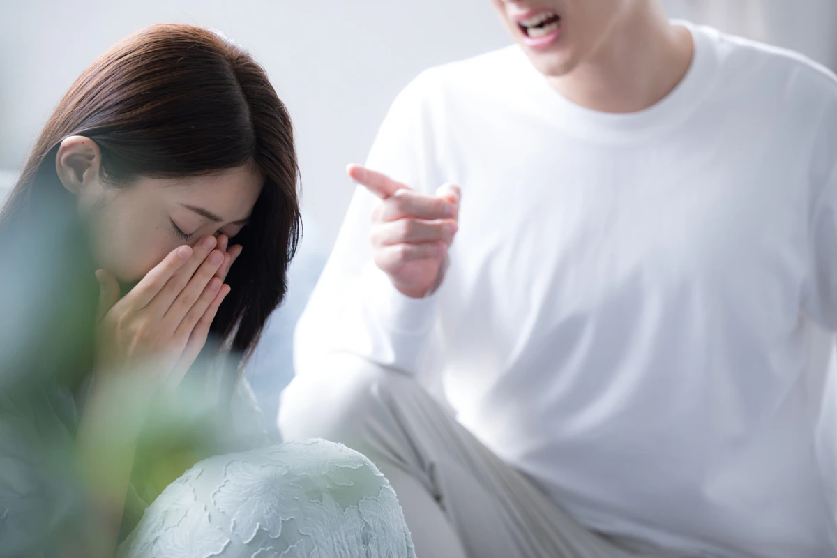 怒鳴る　男　顔　リビング