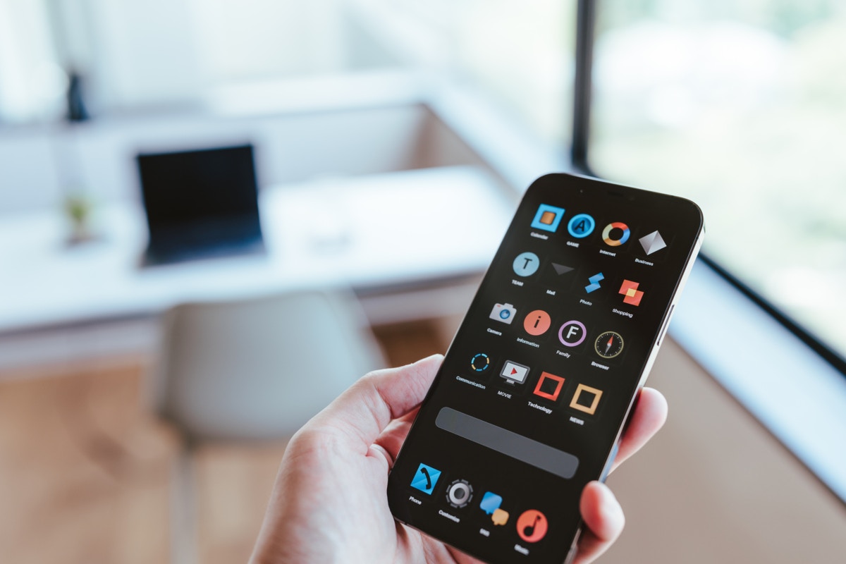 男性　スマホ　手元