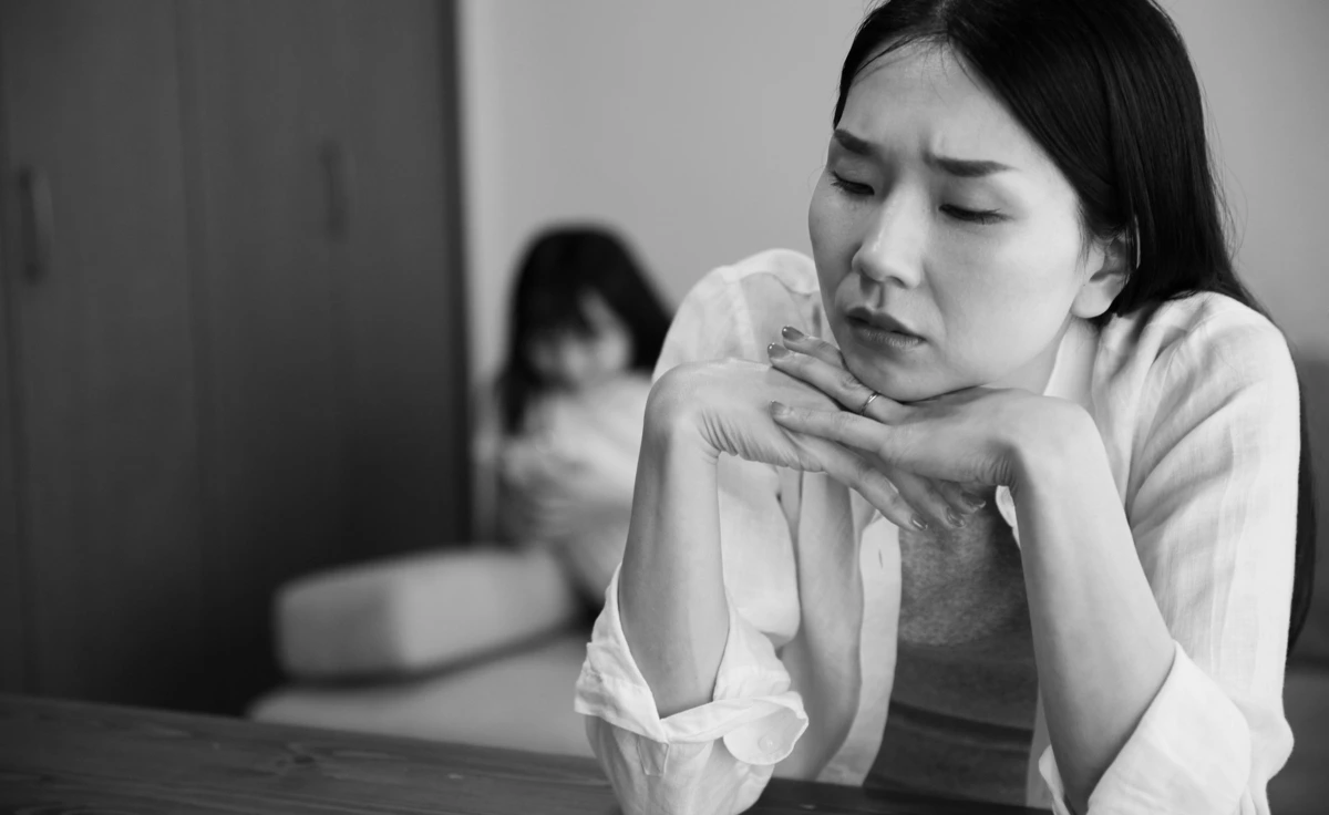 悩む　母　娘　小学生　悲しい