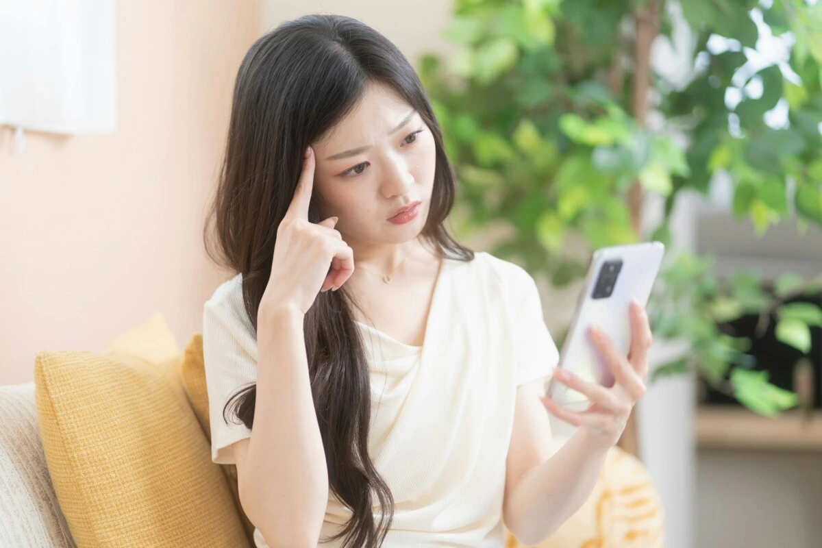 女性　悩む　