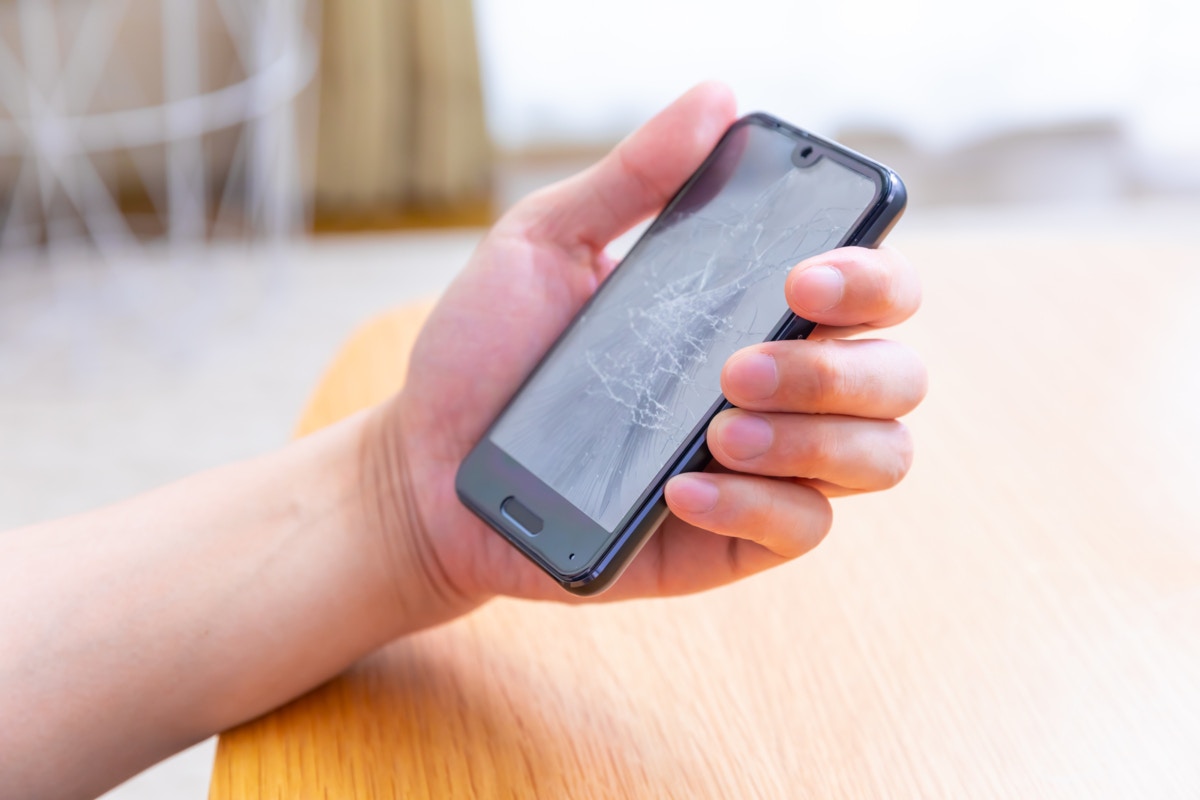 画面　割れた　スマホ　手元