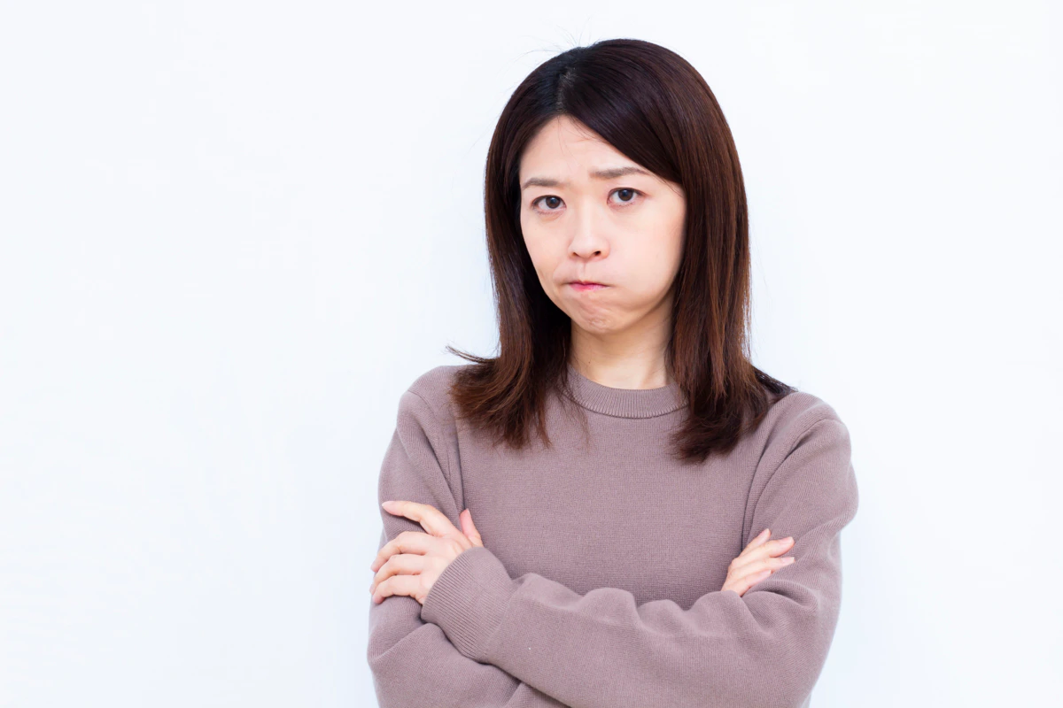 怒る　女性　腕組み