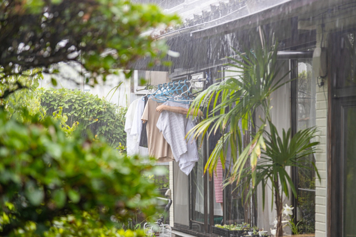 洗濯物　取り込む　雨