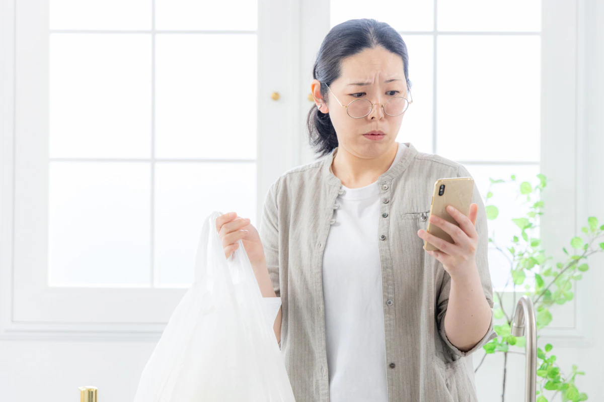 スマホ　　女性　　キッチン　困る