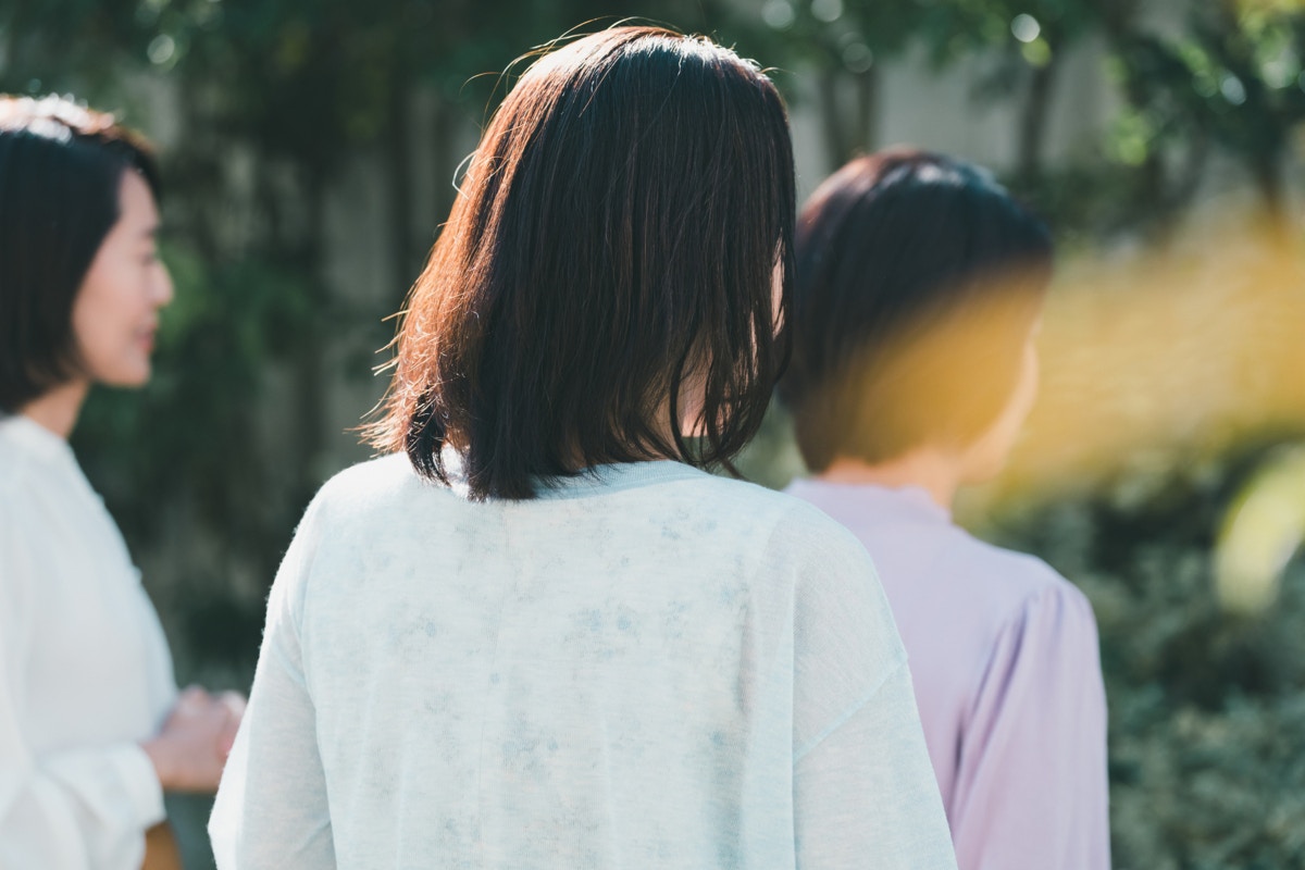 女性　後姿　歩く