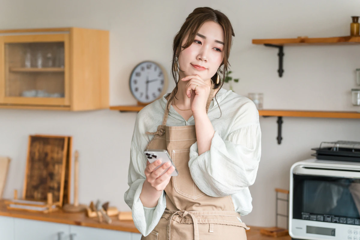 悩む　主婦　スマホ