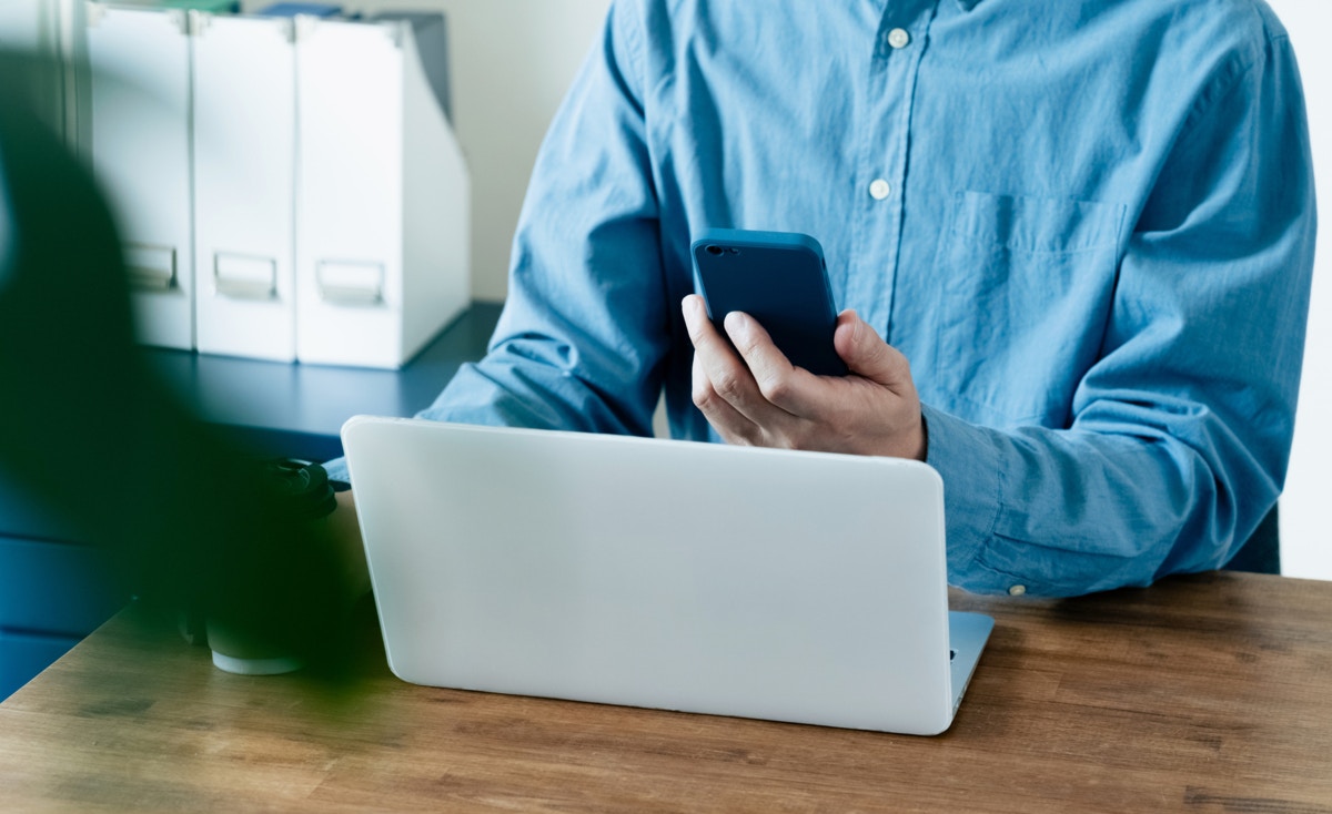 男　スマホ　手元