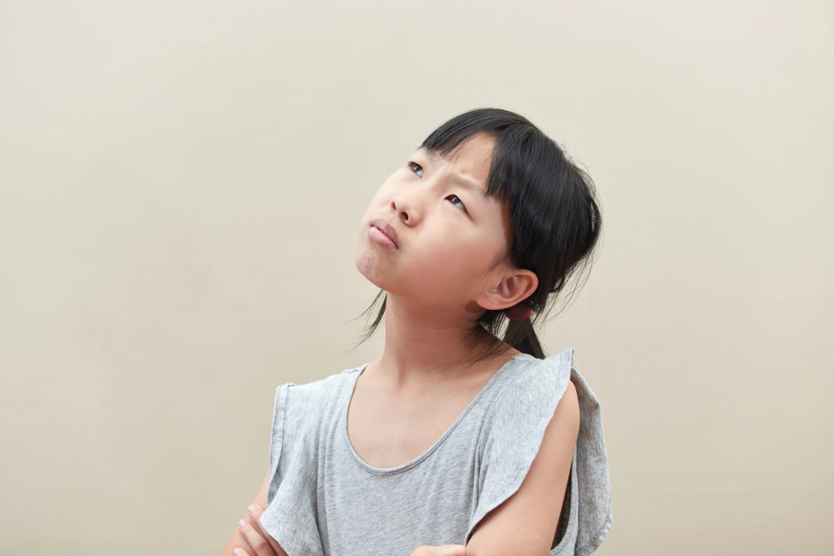 小学生　女子　不登校　表情