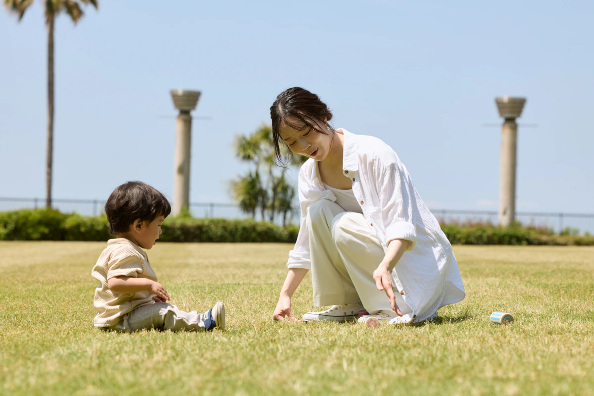公園　子ども　見守る