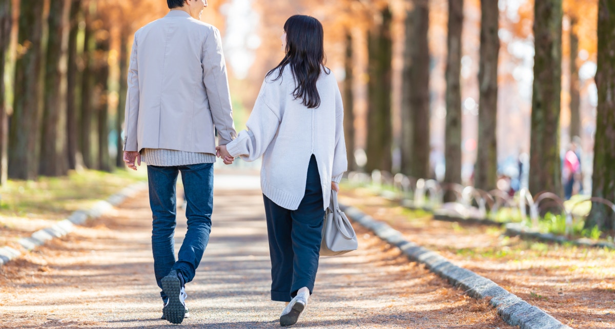 カップル　後姿　歩く
