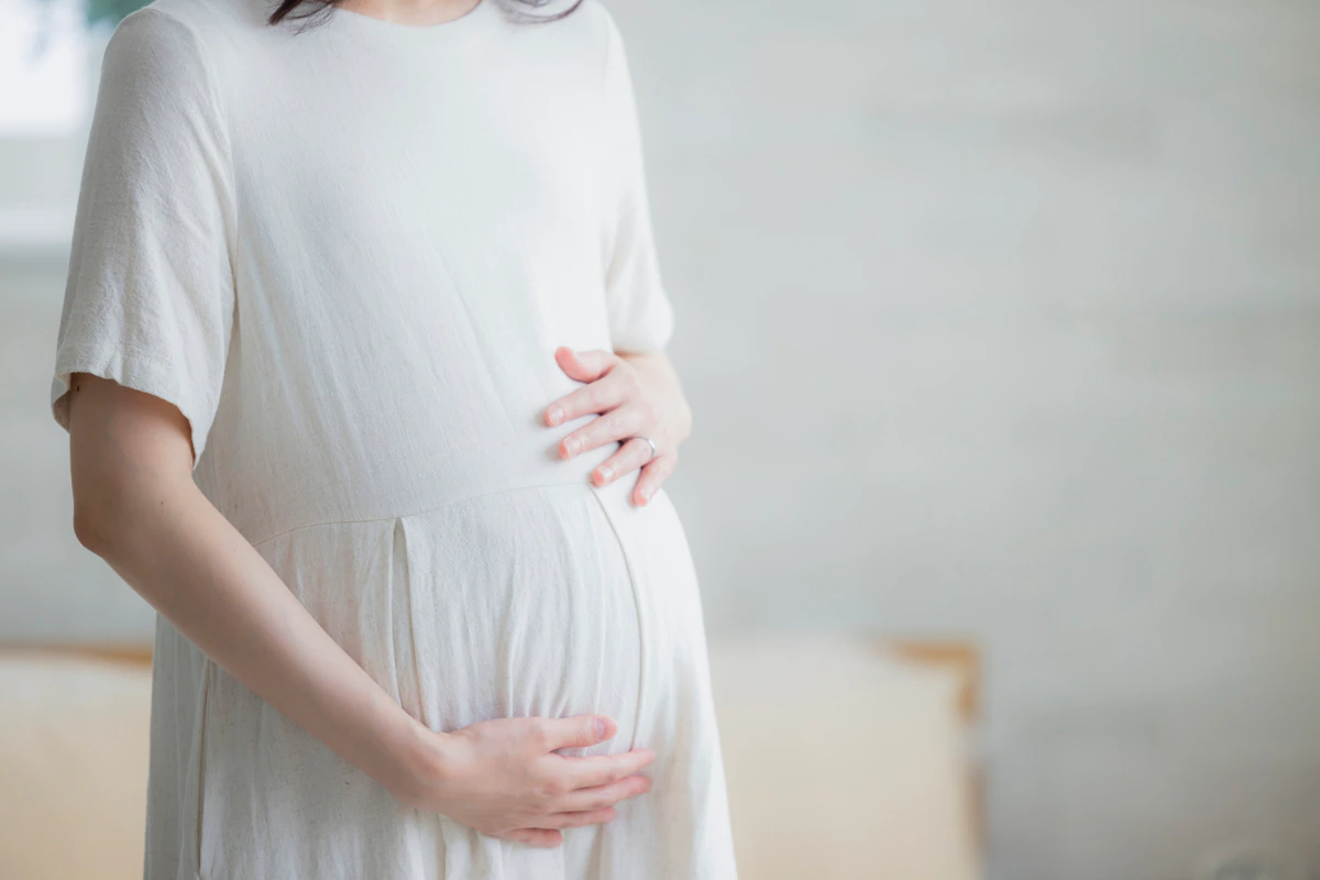 妊婦　笑う　女性　　窓