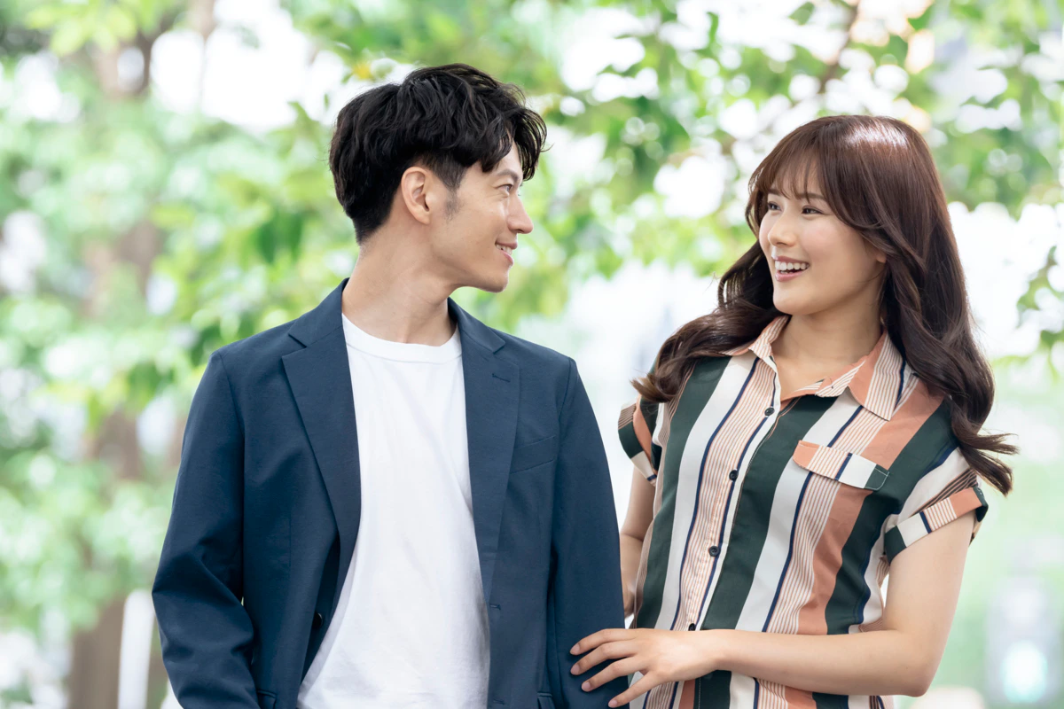 笑顔　男女　見つめる　緑