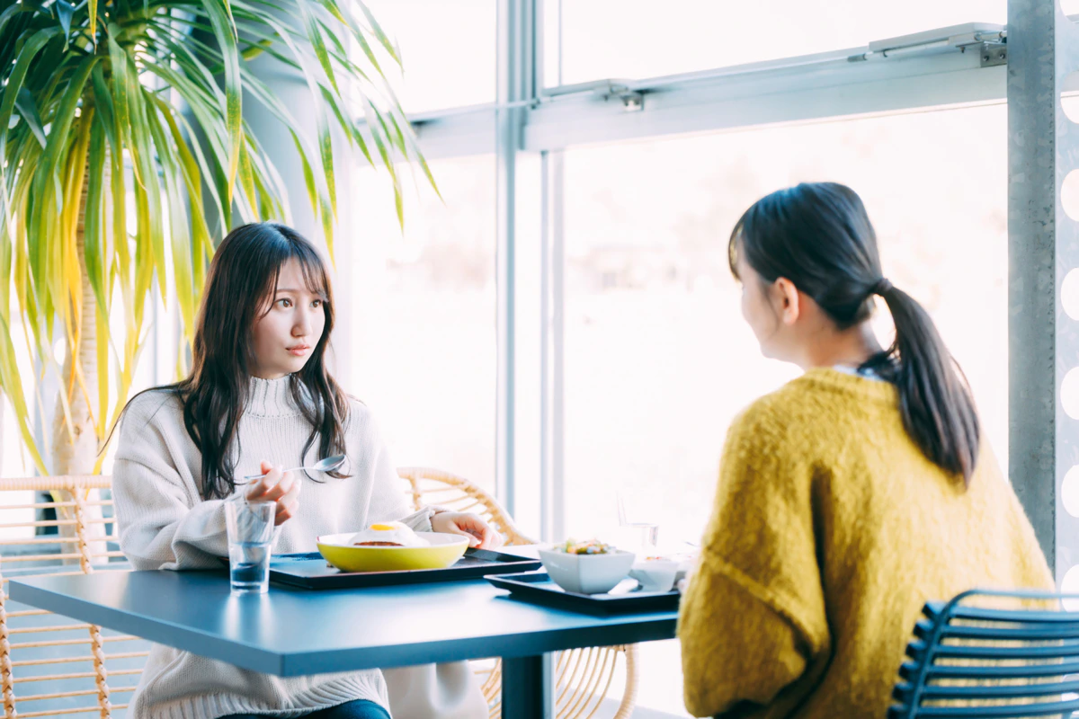 カフェ　友人　女性　外