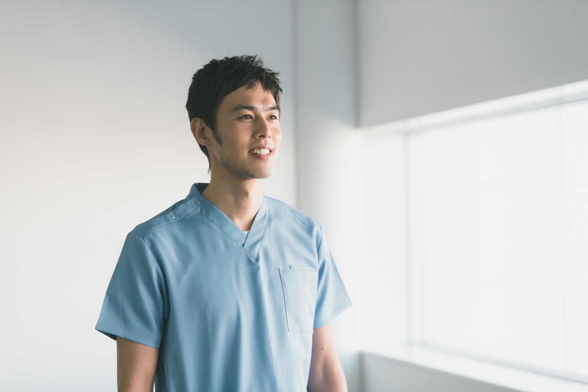 医師　笑顔　若い