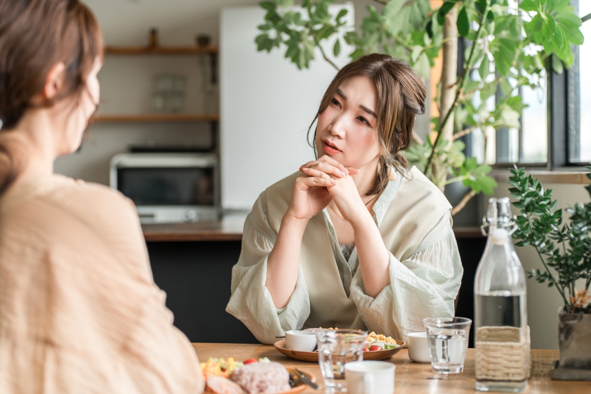 　友人　カフェ　悩み