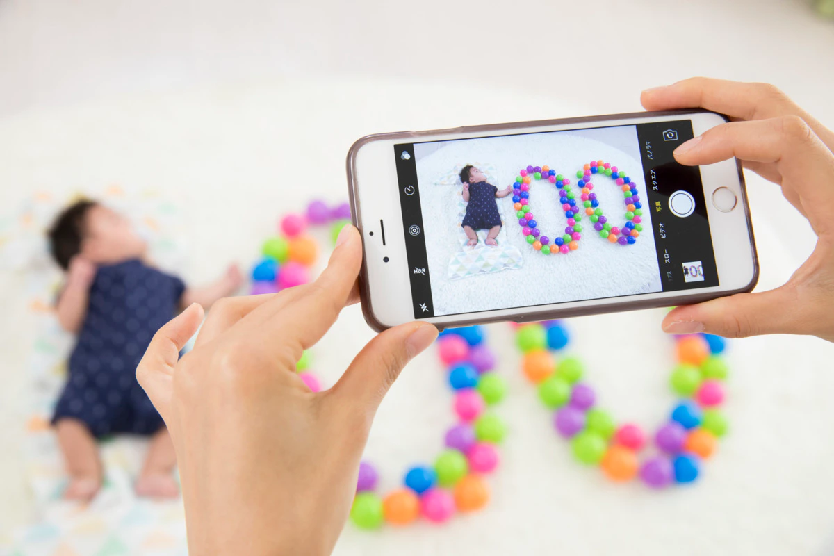 写真　スマホ　赤ちゃん