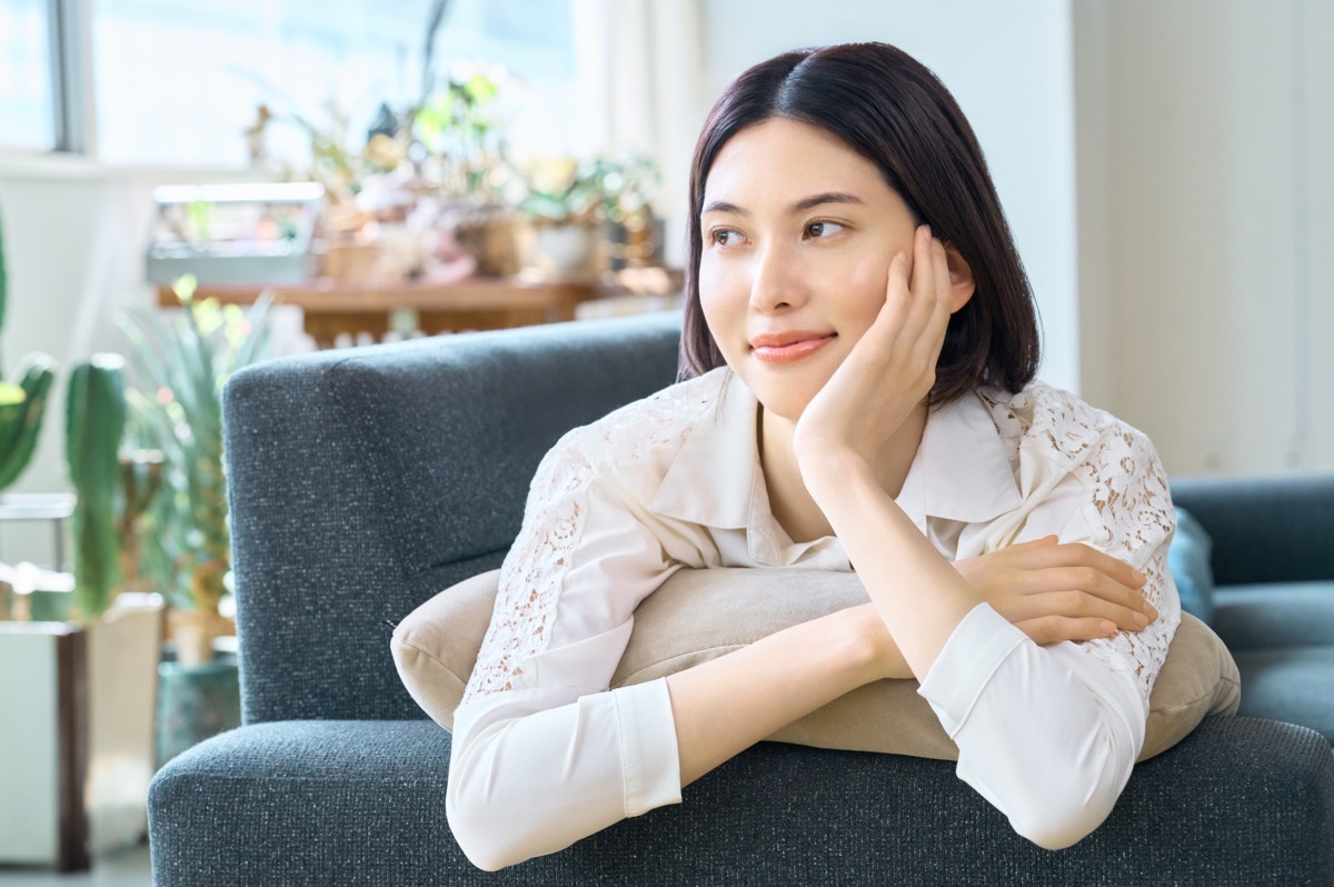 悩む　頬杖　主婦