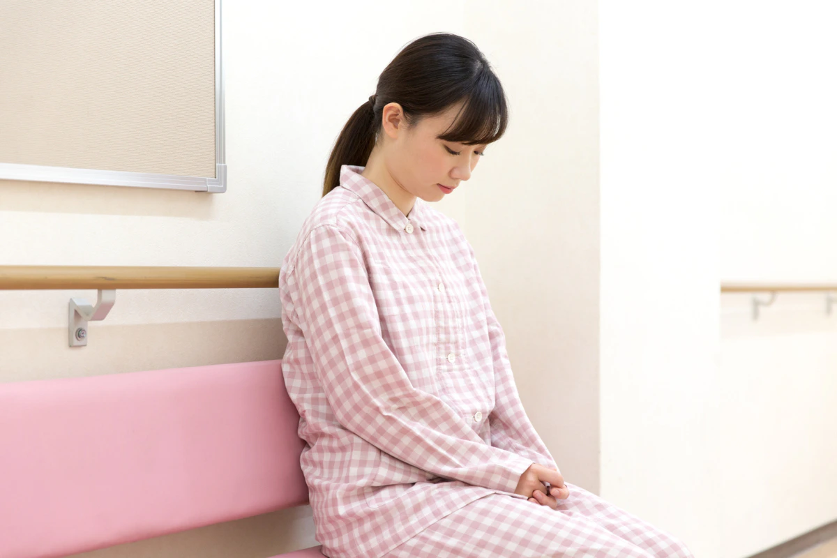 入院中　女性　悲しい